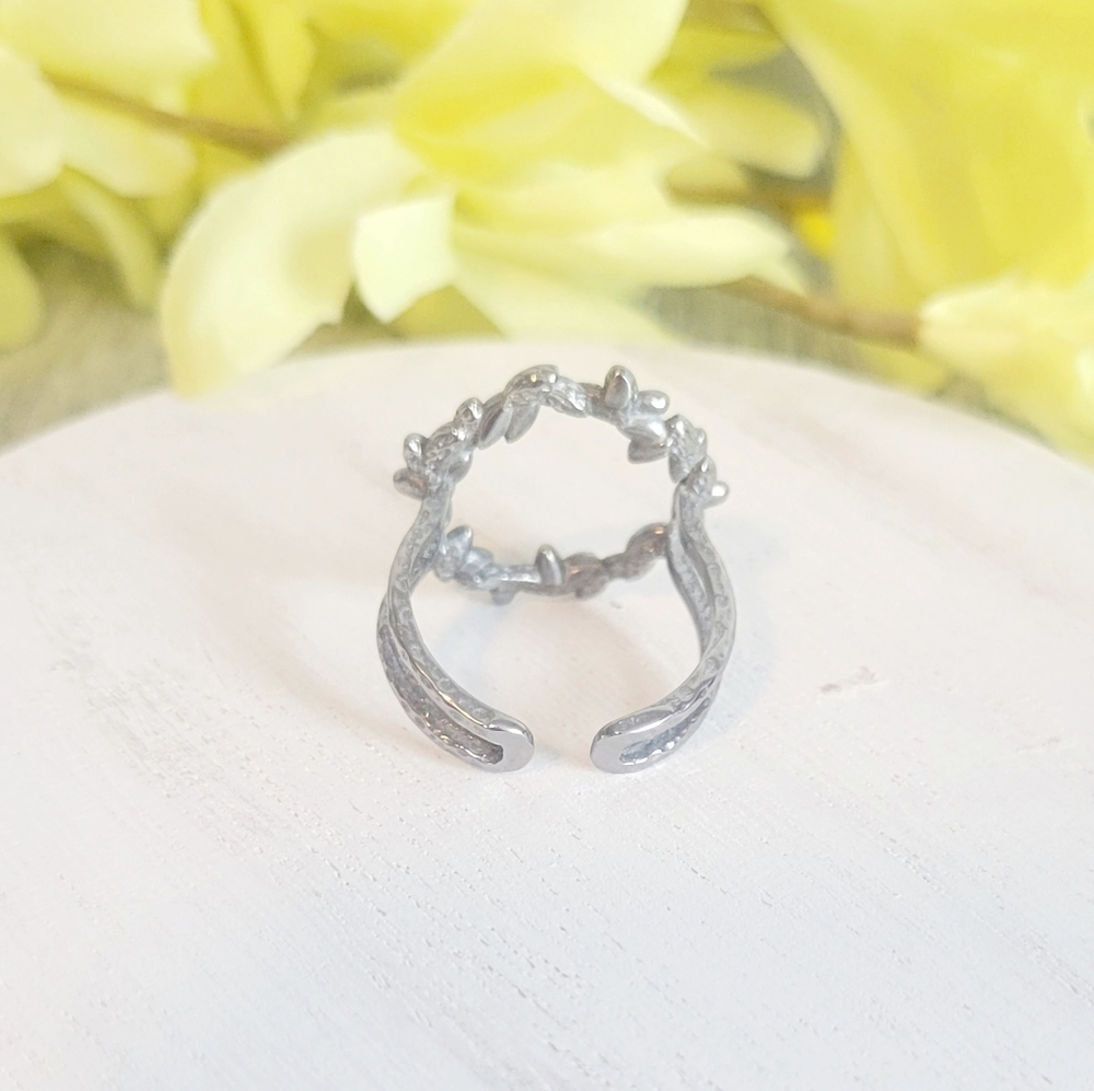 Adjustable Ring. Petal Design. - Picture 3 of 5